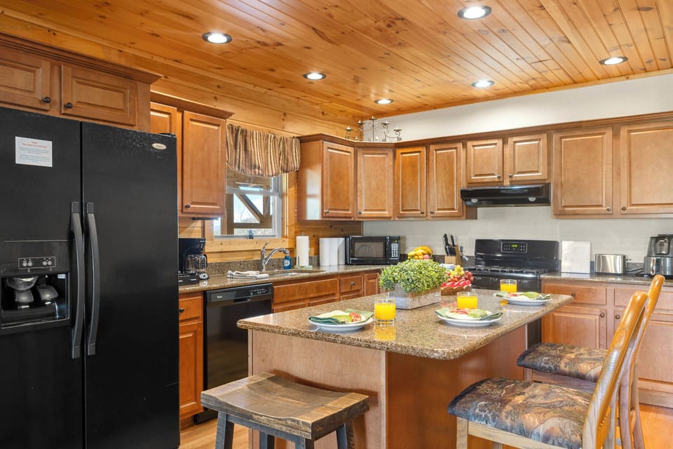 Kitchen Delight: Modern appliances and inviting decor perfect for culinary adventures!

