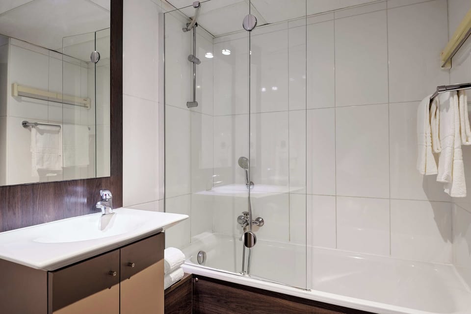 Standard Twin Room | Bathroom | Hair dryer, towels, soap, shampoo
