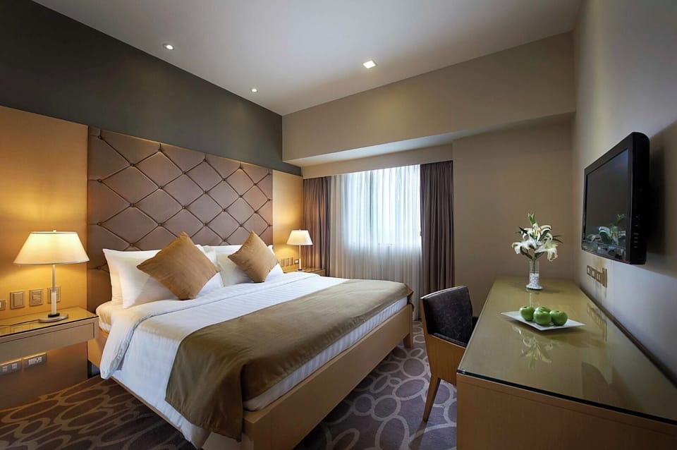 Premier Studio | Minibar, in-room safe, desk, iron/ironing board