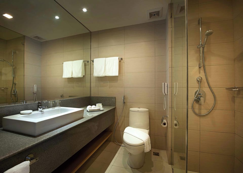 Premier Room | Bathroom | Combined shower/tub, free toiletries, hair dryer, slippers