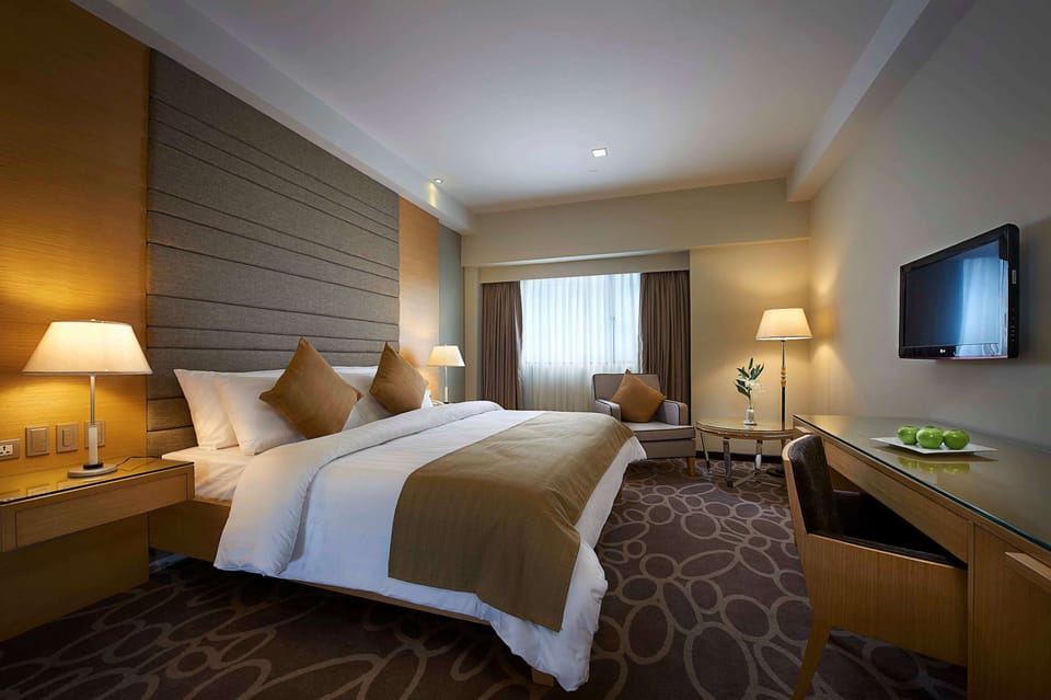 Minibar, in-room safe, desk, iron/ironing board