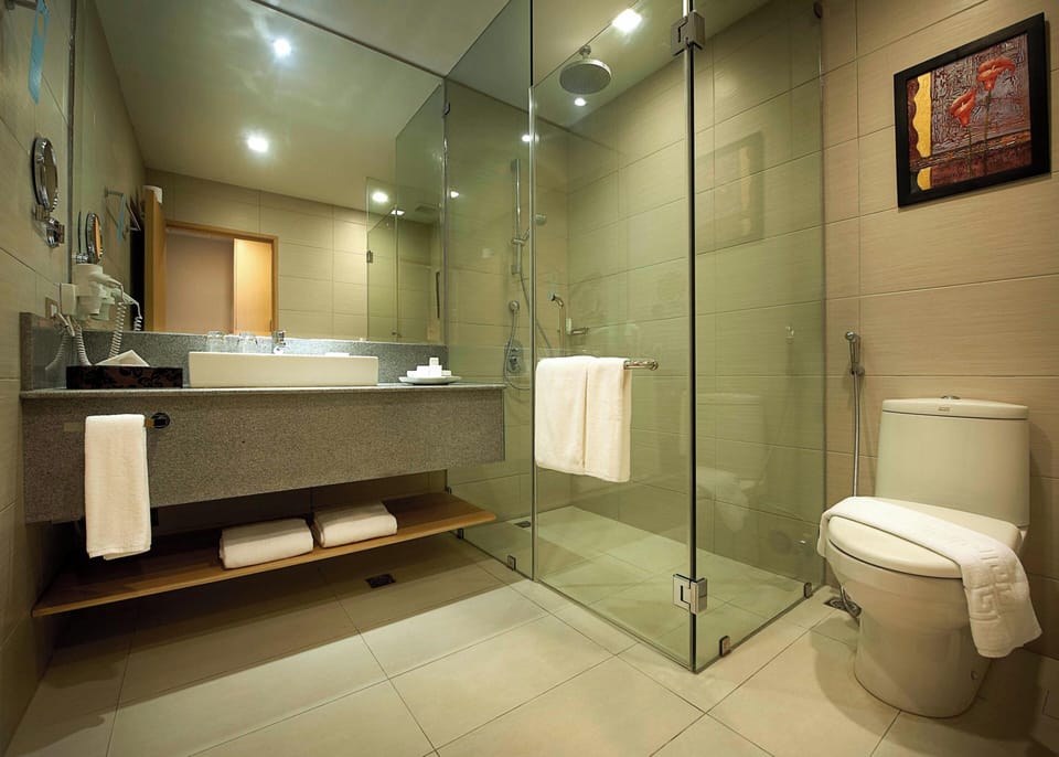 Premier Studio | Bathroom | Combined shower/tub, free toiletries, hair dryer, slippers