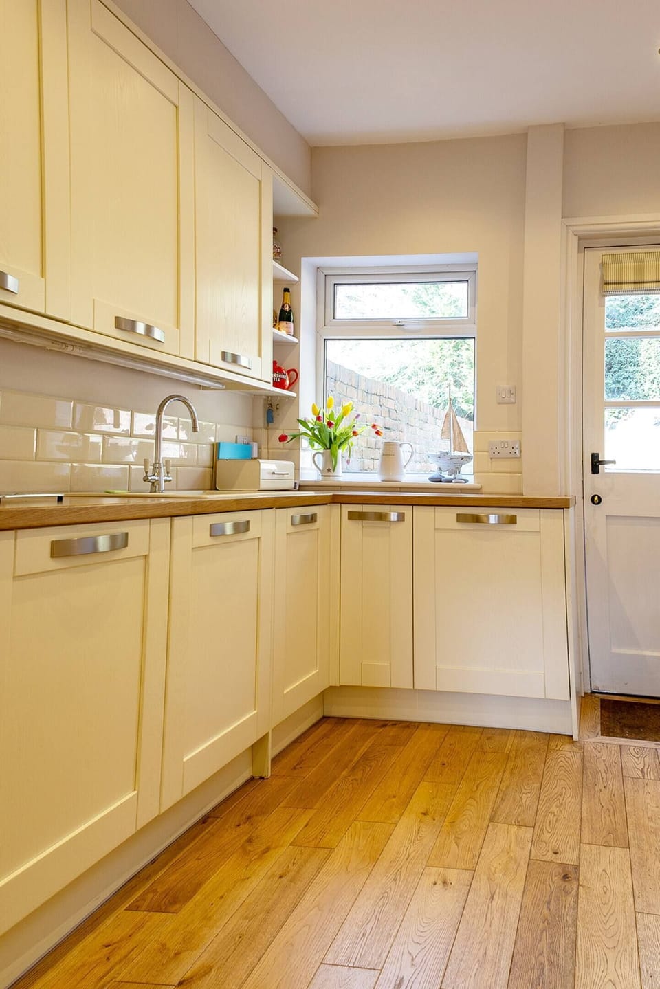 Kitchen fully equipt.
