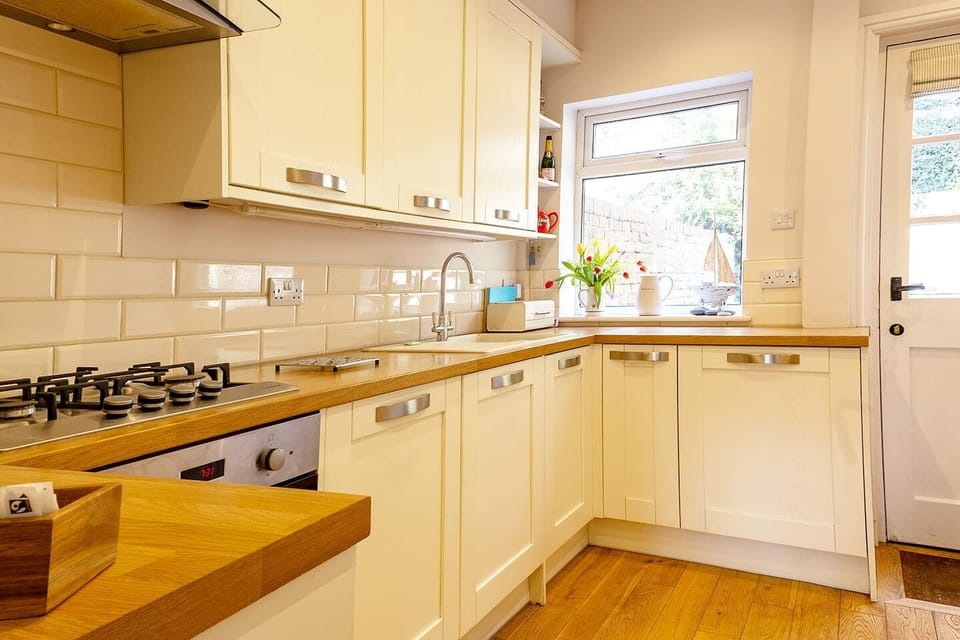 Full Kitchen with everything to cook an amazing family meal.