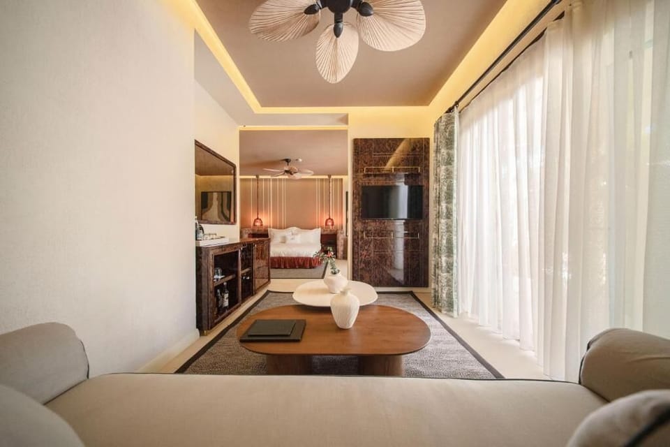 Sole Private Suite with Jacuzzi | Pillowtop beds, minibar, laptop workspace, soundproofing