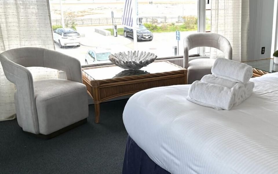 Deluxe Room, 1 King Bed, Balcony, Ocean View | Terrace/patio