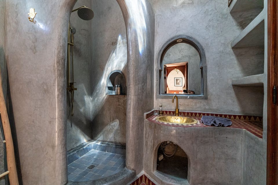 Deluxe Suite, Ensuite (Aladdin) | Bathroom | Shower, free toiletries, hair dryer, towels