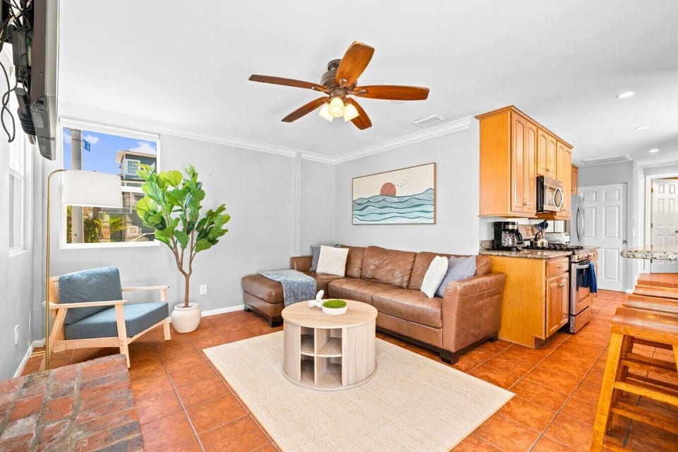 Open-concept layout connecting the living room to the kitchen, ideal for gathering with family and friends.