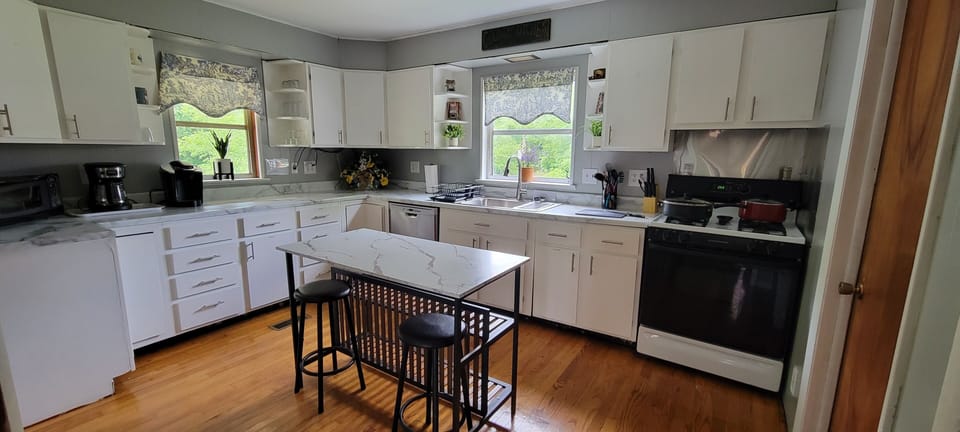 Kitchen - Oven, stove, dishwasher, microwave, Keurig, drip coffee maker