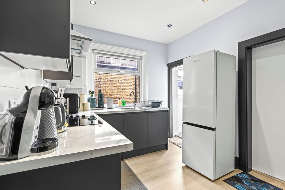 House | Private kitchen | Fridge, microwave, oven, stovetop