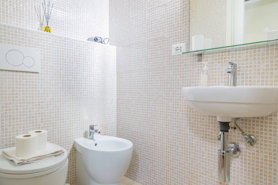 Economy Double Room | Bathroom | Shower, free toiletries, towels