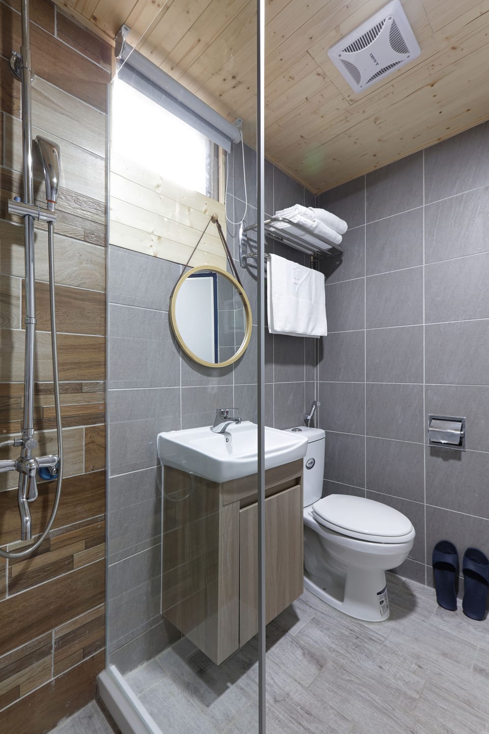 Business Double Room (R508) | Bathroom | Shower, hydromassage showerhead, free toiletries, hair dryer
