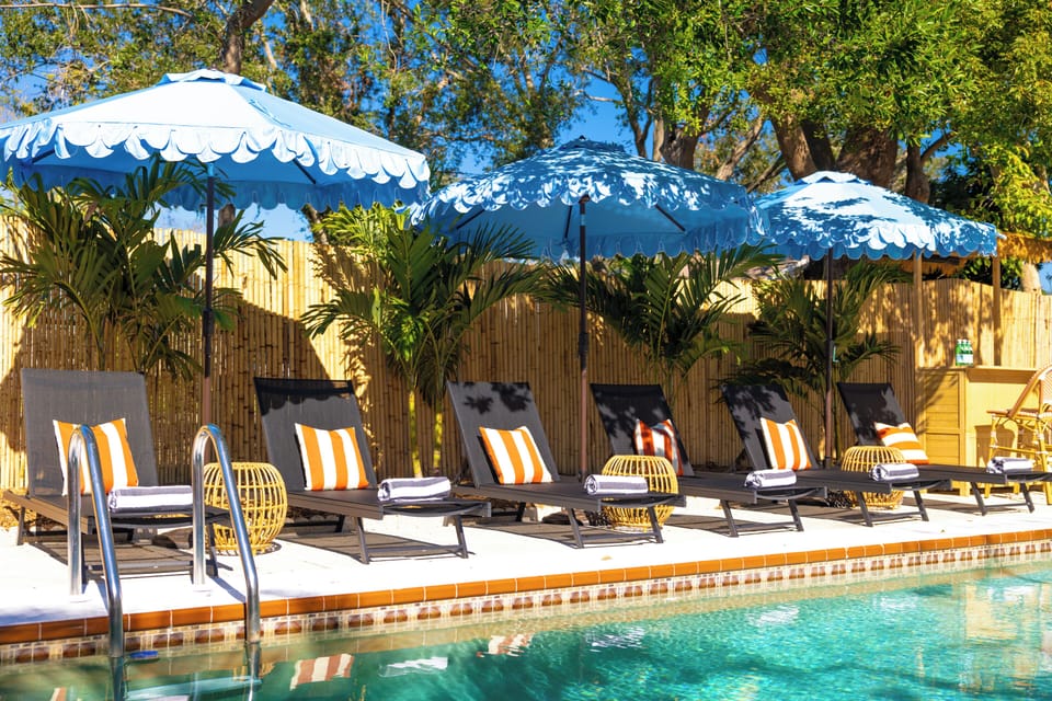 ~Relaxing pool with cabanas ~Tiki bar ~hot-tub~ hammock~ BBQ grill 