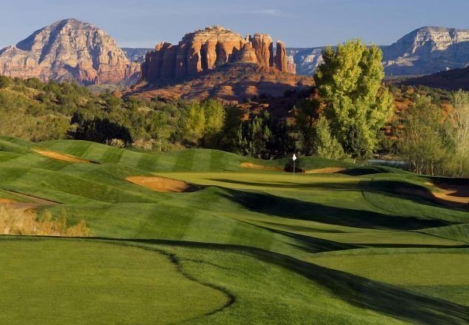 Scenic Golf Course – Breathtaking fairways and red rock vistas make for a golfer’s paradise.