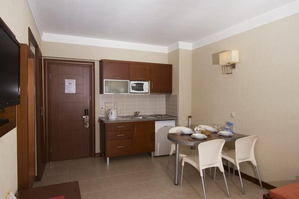 Apartment, 1 Bedroom | Private kitchenette | Fridge, microwave, stovetop, cookware/dishes/utensils