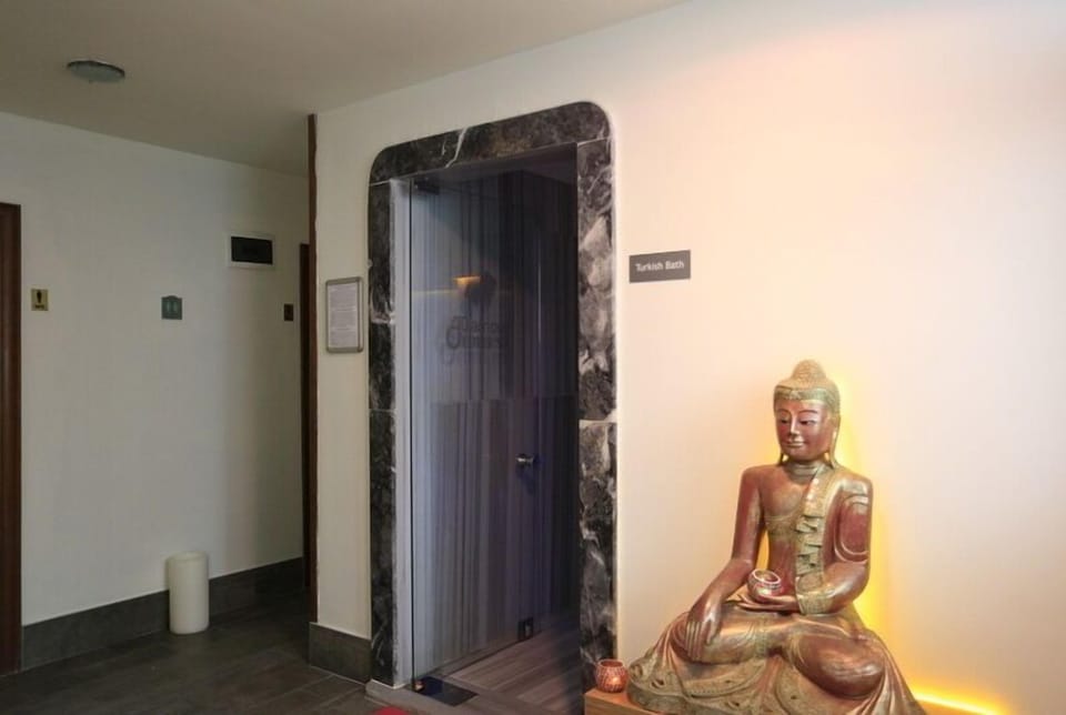 Sauna, hot tub, steam room, Turkish bath, 3 treatment rooms