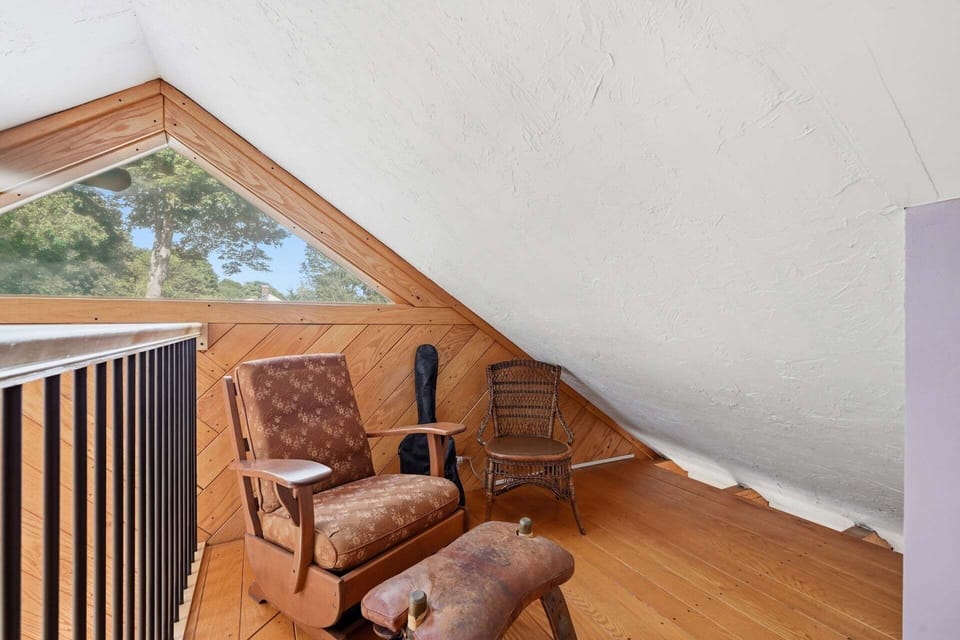 Bedroom 3 with sitting area open to 1st Floor: Queen Bed: 2nd Floor
