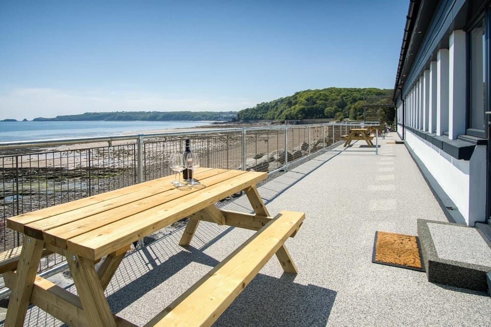 Waterfront 2 - 2 Bedroom Apartment - Wisemans Bridge (25499)