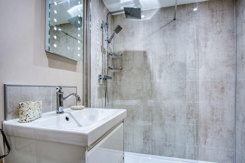 Waterfront 2 - 2 Bedroom Apartment - Wisemans Bridge (25479)