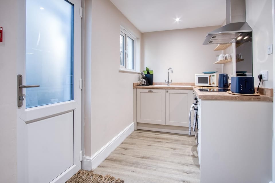 Waterfront 1 - 1 Bedroom Apartment - Wisemans Bridge (25432)