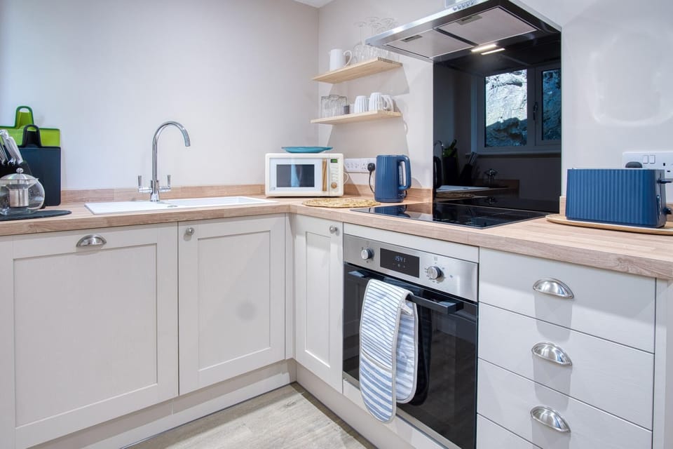 Waterfront 1 - 1 Bedroom Apartment - Wisemans Bridge (25435)