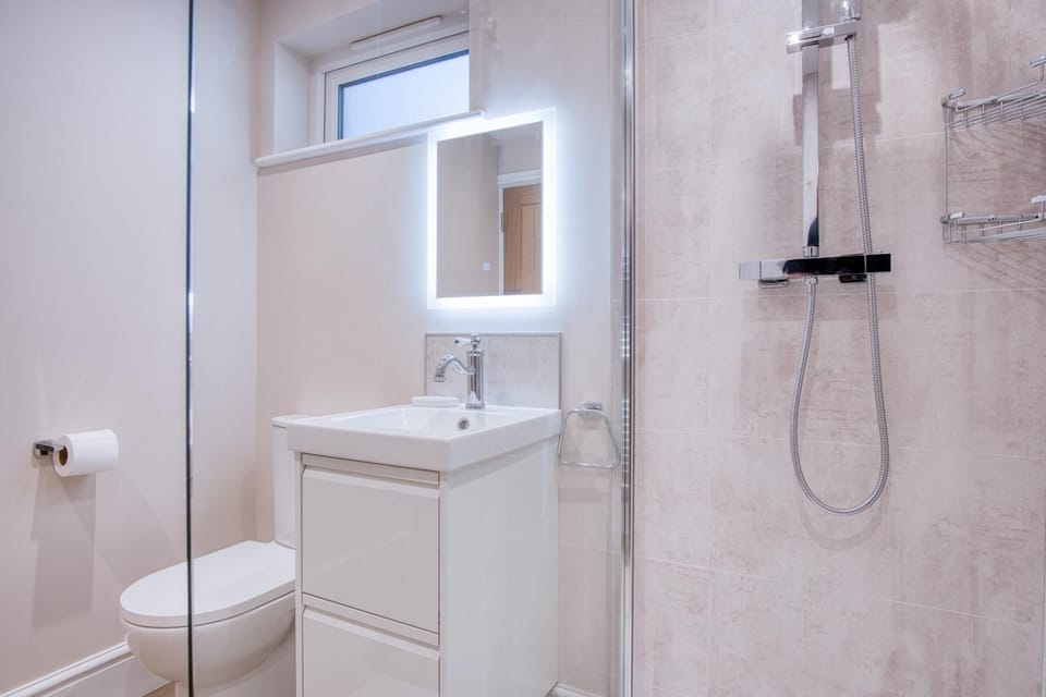 Waterfront 1 - 1 Bedroom Apartment - Wisemans Bridge (25430)