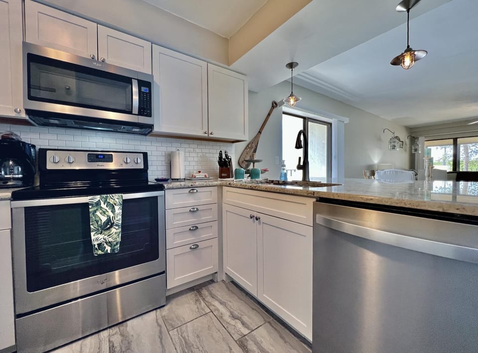 2BR Sandpiper Key - Walk to Beach & Dining (2886)