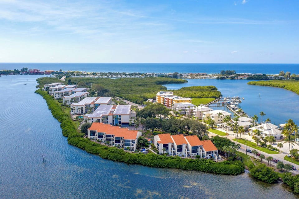 2BR Sandpiper Key - Walk to Beach & Dining (2857)