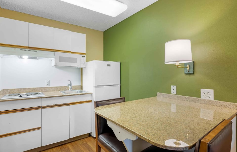 Coffee/tea maker, fridge, microwave, stovetop