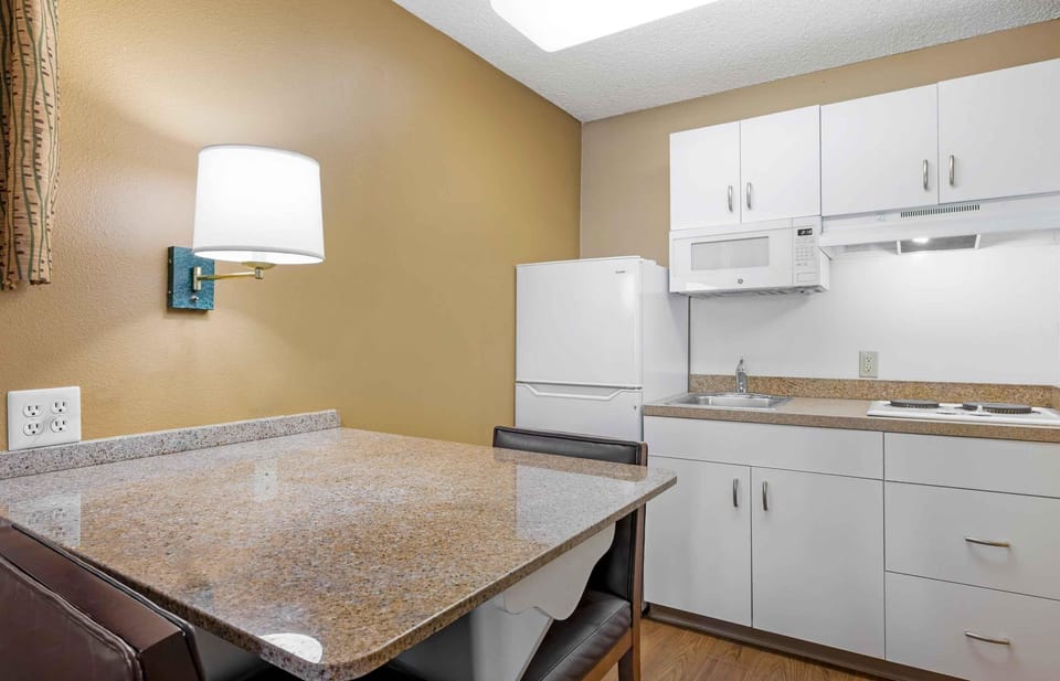Studio, 2 Double Beds, Non Smoking | Private kitchen | Coffee/tea maker, fridge, microwave, stovetop