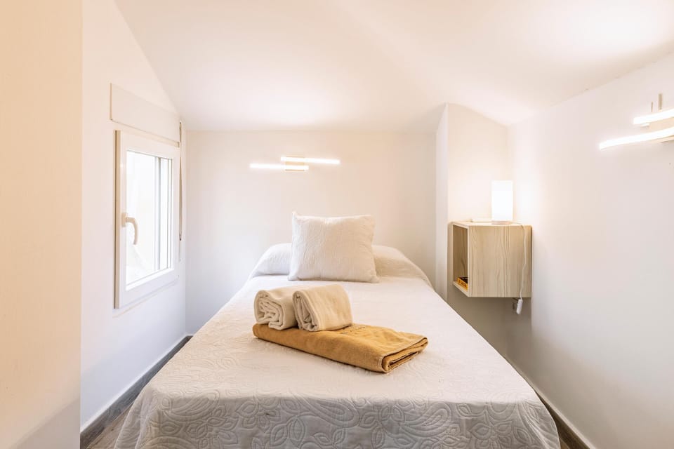 Bedroom with one single bed