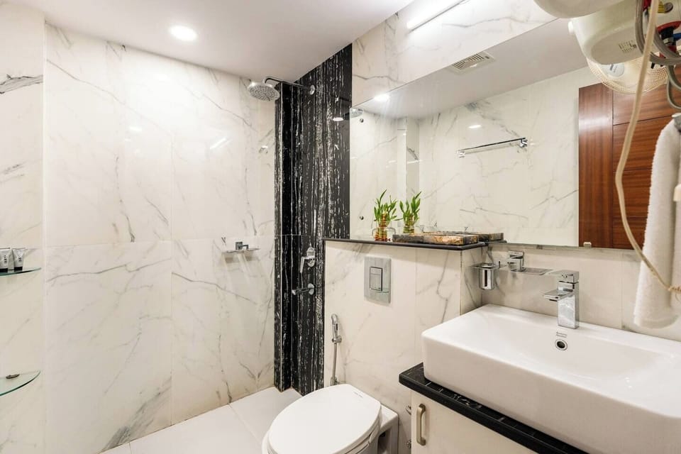 Executive Room | Bathroom | Shower, towels