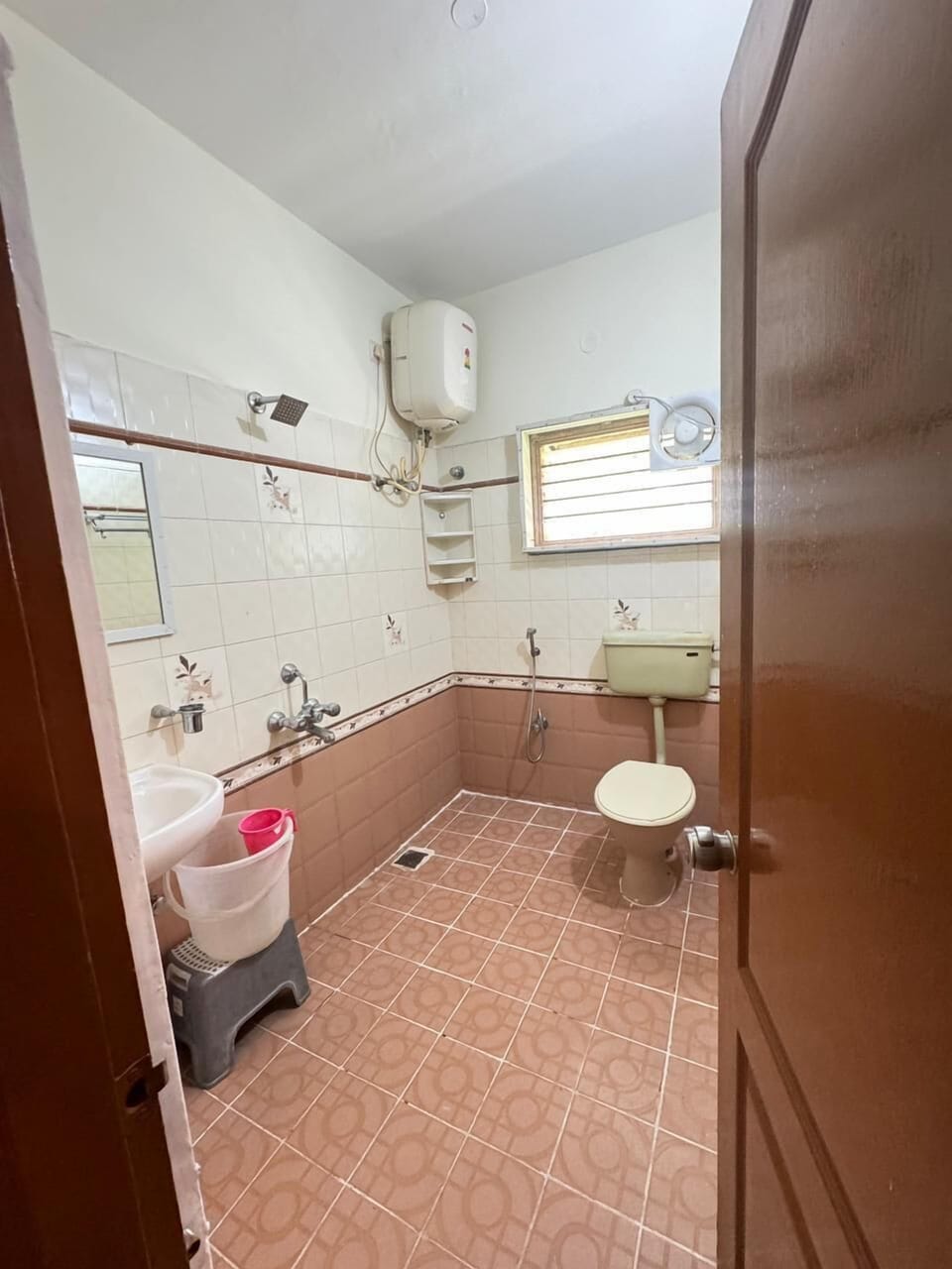 Classic Double Room | Bathroom | Combined shower/tub, free toiletries, slippers, towels