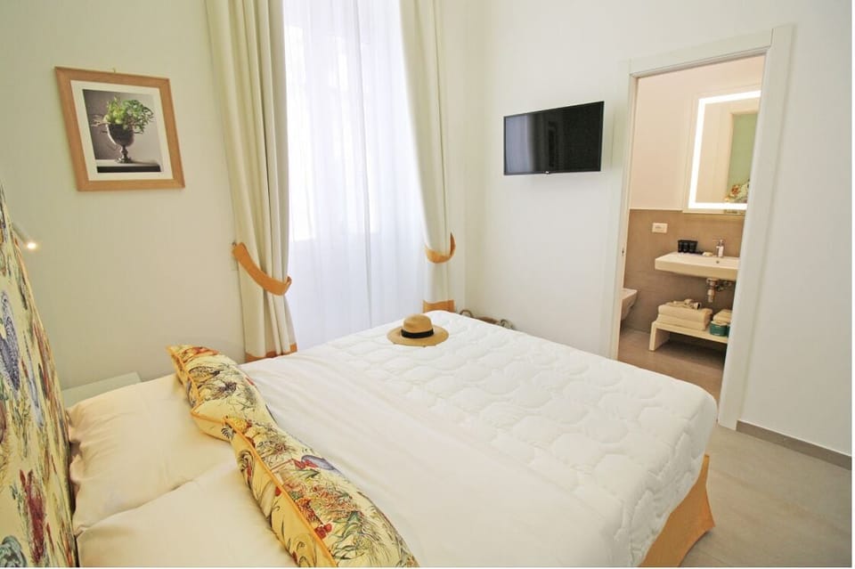 Standard Room | In-room safe, desk, soundproofing, WiFi (free)