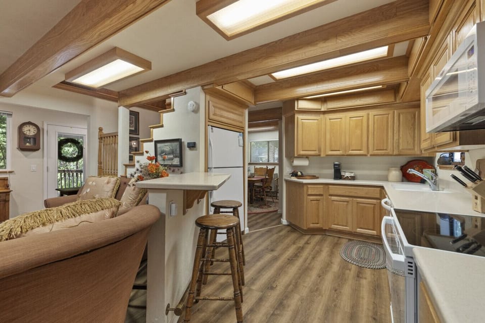 Nana’s kitchen has everything you need—cookware, gadgets, ample place settings, and even her personal recipe book to inspire your meals.