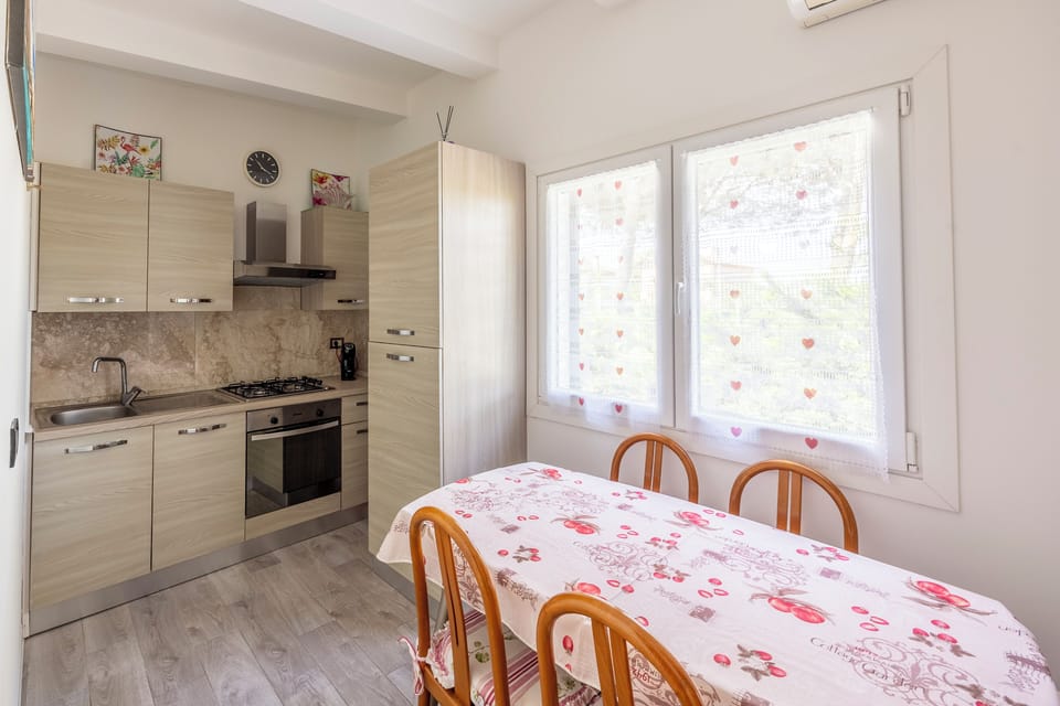 Deluxe Villa, Non Smoking, Garden View | Dining room