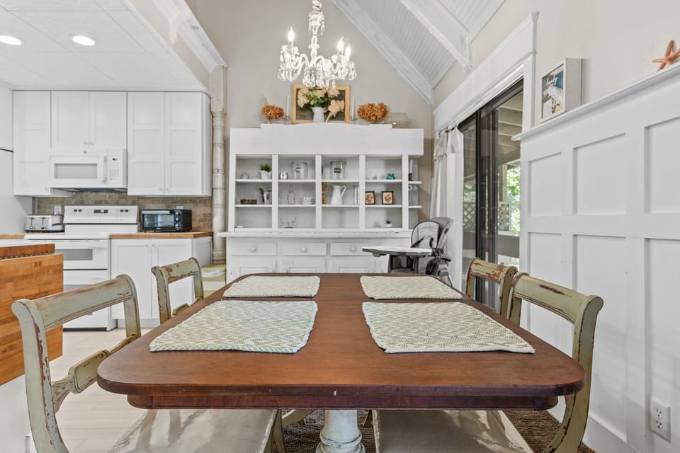 Dining Seats 4