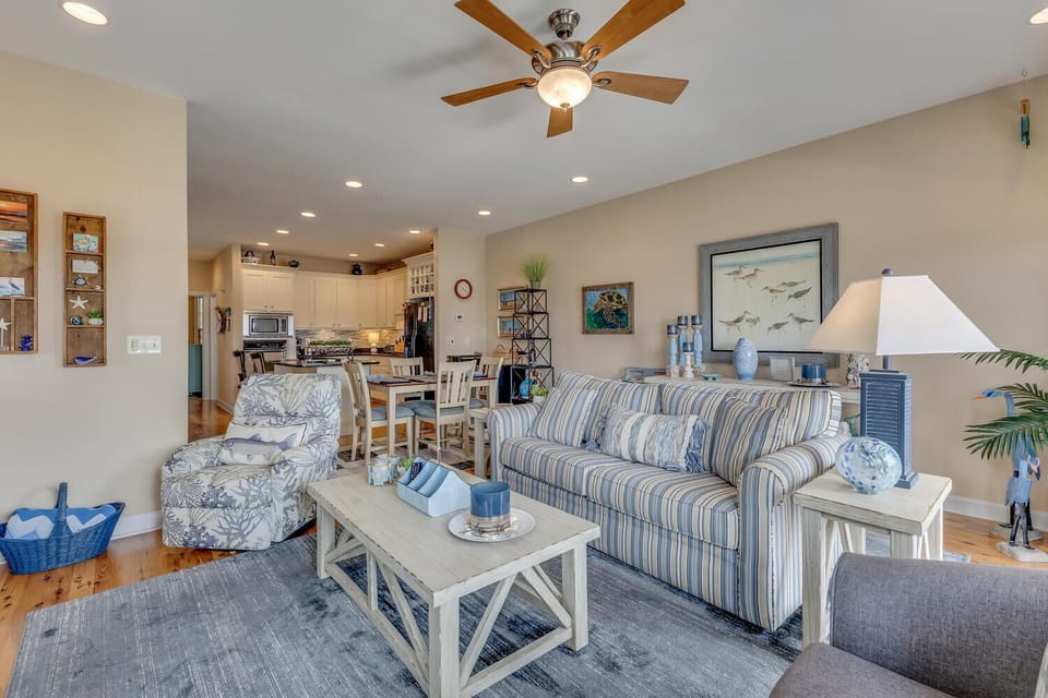 Lakefront Paradise-Main Living Area