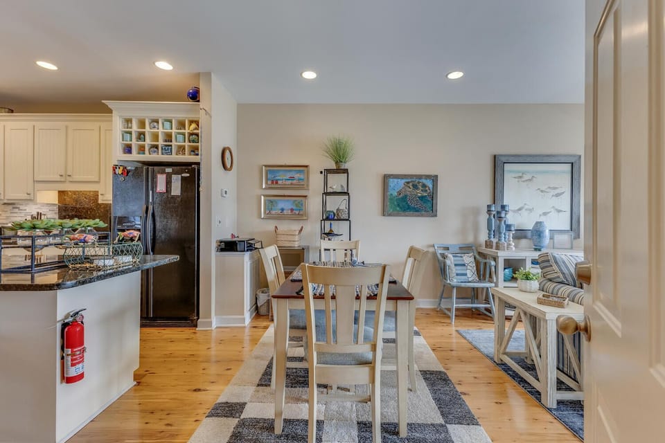 Lakefront Paradise-Dining Area  Kitchen