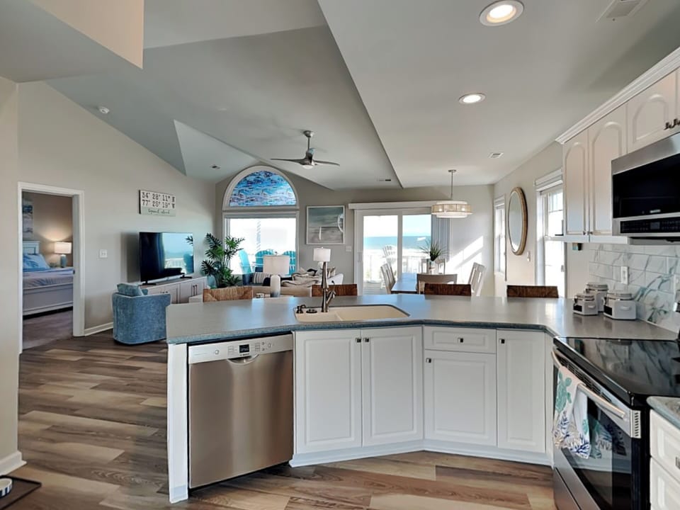 Full Size Kitchen with Breakfast Bar