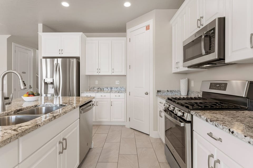 Townhome, 5 Bedrooms | Private kitchen