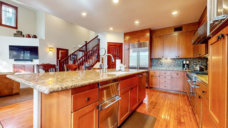 Townhome, 4 Bedrooms | Private kitchen | Fridge, oven, coffee/tea maker, toaster