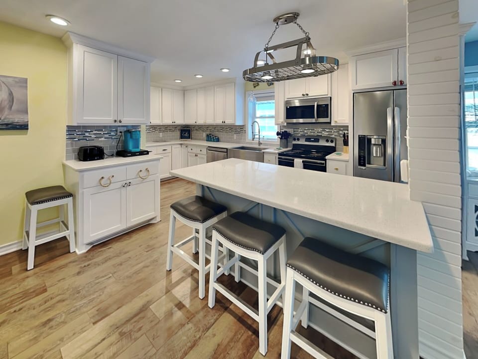 Full Size Kitchen with Breakfast Bar