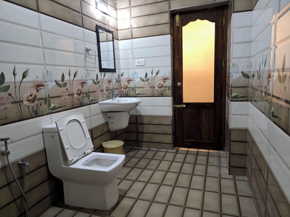 Deluxe Double Room, 1 King Bed, Balcony | Bathroom | Towels, soap
