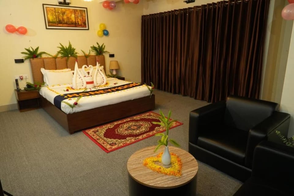 Executive Suite, Balcony | In-room safe, desk, laptop workspace, soundproofing