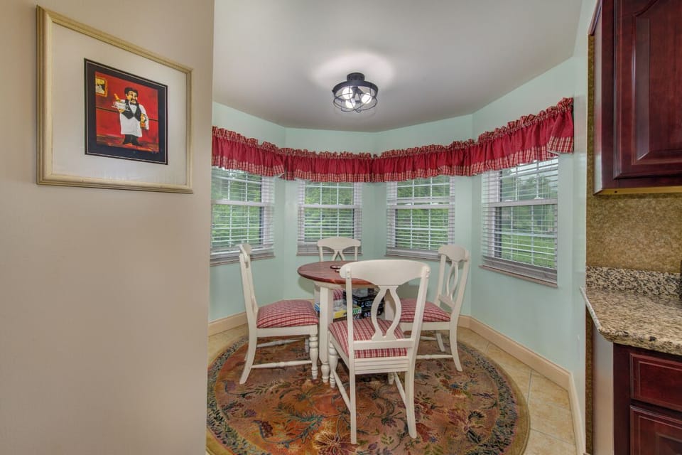 Cs Creekside Condo's coffee table