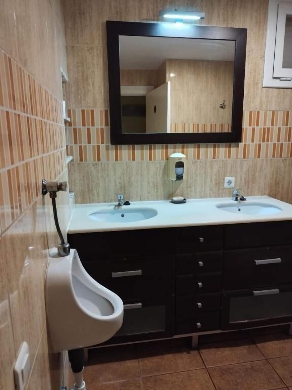 Bathtub, soap, shampoo, toilet paper