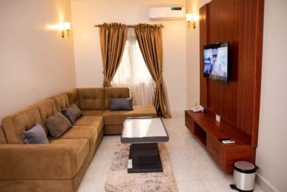 Executive Suite | Living area | 24-inch LCD TV with digital channels, fireplace, Netflix