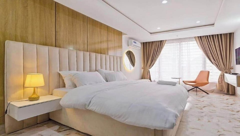Presidential Studio Suite | Hypo-allergenic bedding available, desk, laptop workspace, soundproofing
