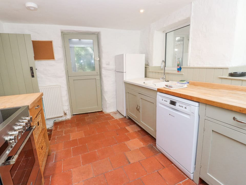 Fridge, dishwasher, toaster, cookware/dishes/utensils